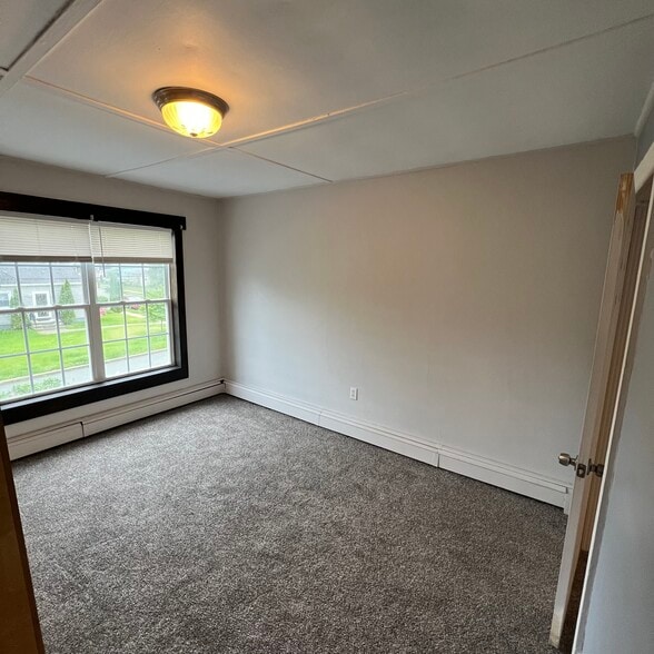 Master bedroom - 40-2 Oak St