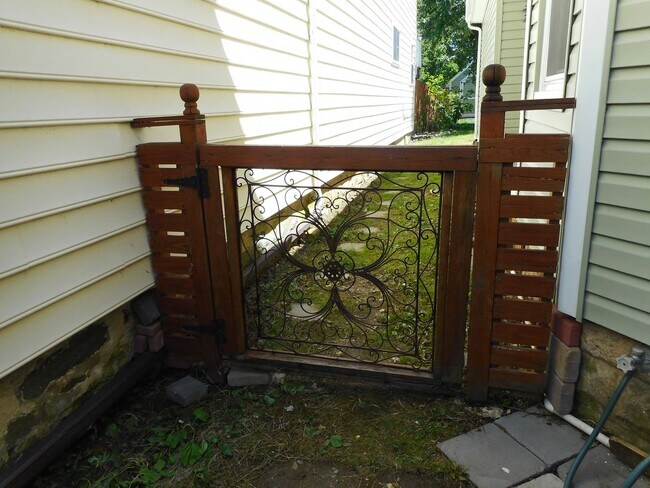 Building Photo - 608 Green St