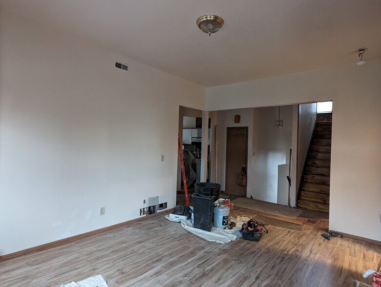 Living room - 798 Oak St