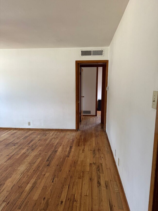 Building Photo - Spacious 2 Bedroom 2 Bath Living Room and Great Room