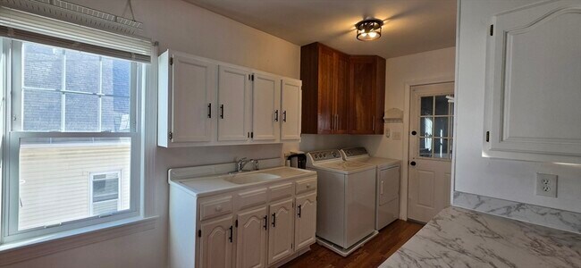 Building Photo - 14 Orient St