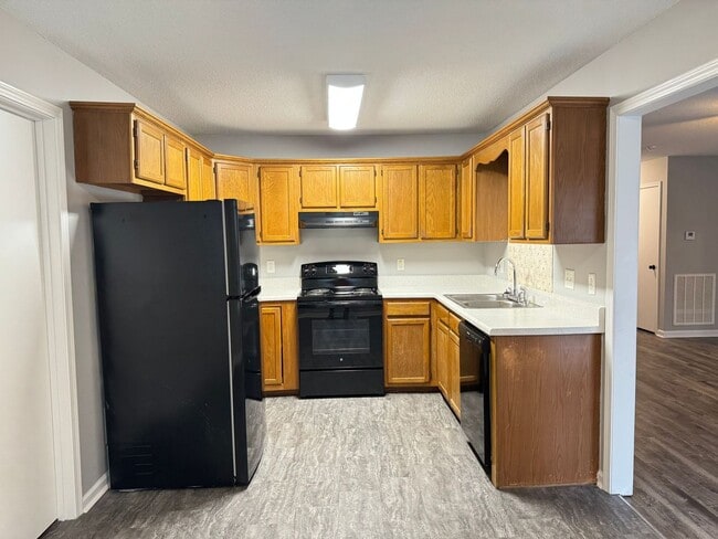 Building Photo - Minutes from Post, shopping, and local parks. 3 bed/2 bth, 1200 sq.ft, fenced backyard!