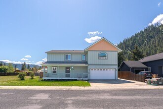 Building Photo - Bright & Spacious 4-Bedroom Haven Just Minutes from Leavenworth Village