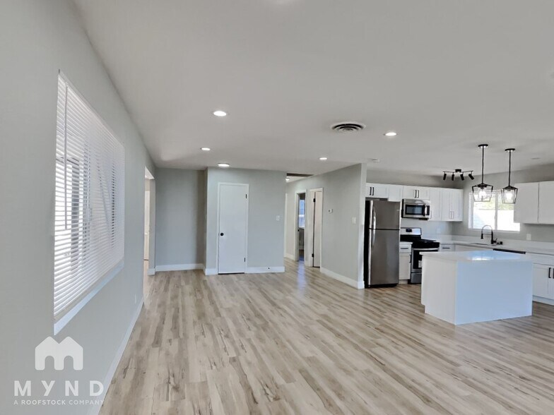 Building Photo - 3112 E Vegas Valley Dr