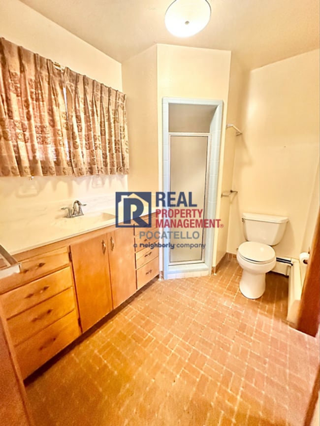 Building Photo - 3 Bedroom 2 bath - Double car garage