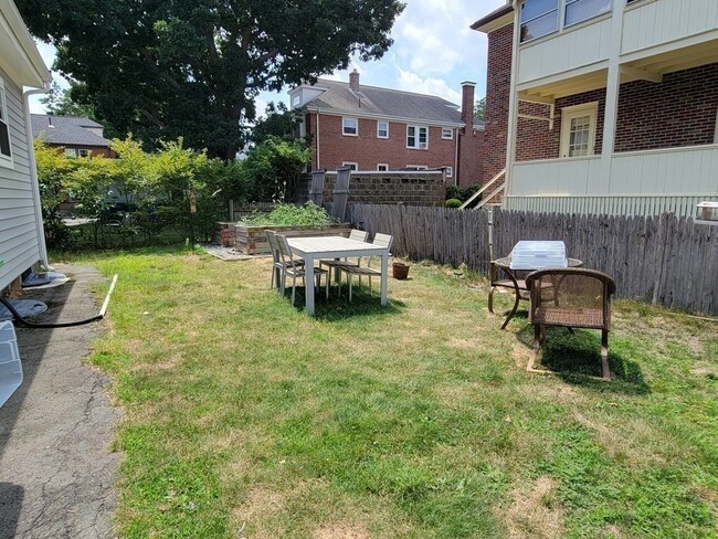 Building Photo - 29 Noble St