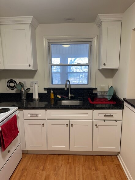 Kitchen - 1 Beverly Ln