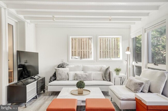 Building Photo - 3817 Cathedral Ave NW