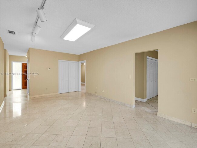 Building Photo - 1109 Biarritz Dr