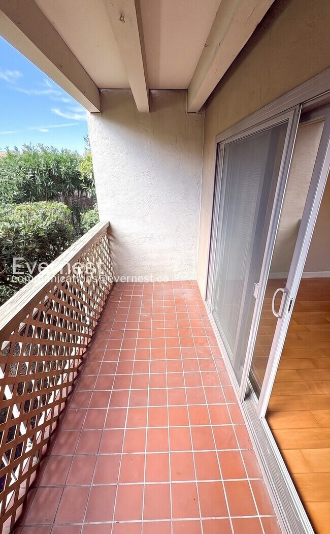 Building Photo - 320 N Civic Dr