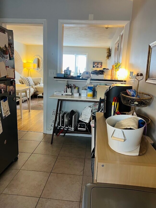 Building Photo - 747 N Main St