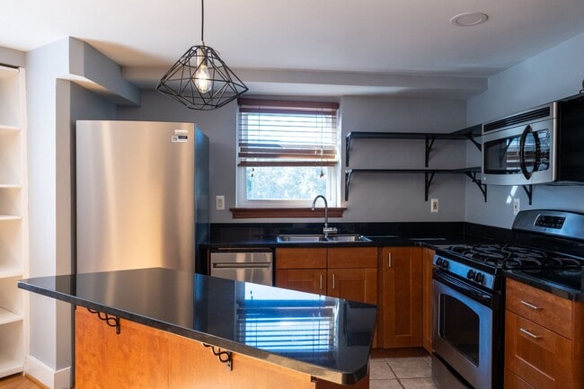 Building Photo - Bright and Peaceful One-Bedroom with Built-Ins and Rooftop Views