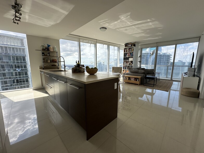 Building Photo - 475 Brickell Ave