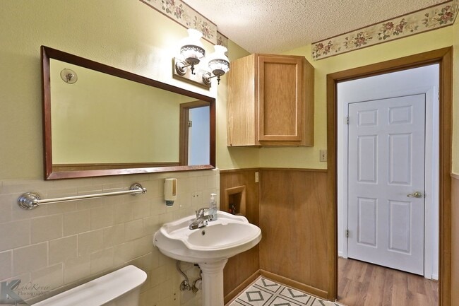 Building Photo - 3 bed/1.5 bath, 2 living home