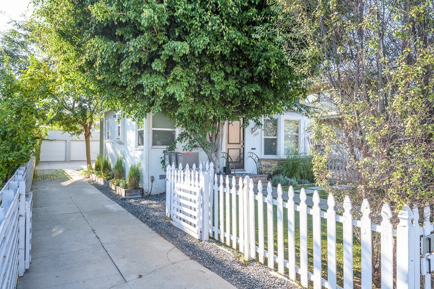 Building Photo - 1513 S Orange Grove Ave