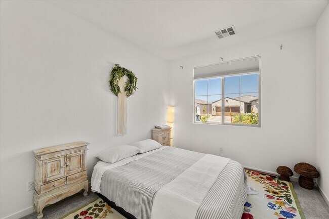 Building Photo - Spacious 3-Bed, 2-Bath Home with 2-Car Gar...