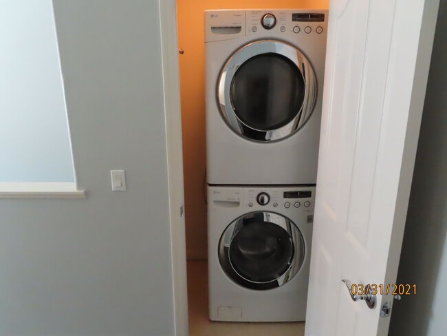 Building Photo - Two Bedroom 2.5 bath Townhome in South Par...
