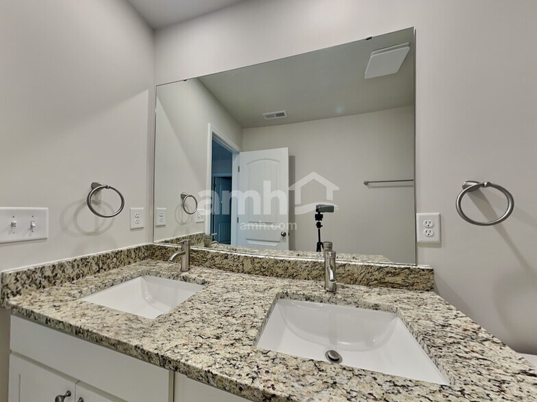 Building Photo - 3160 Emberly Dr