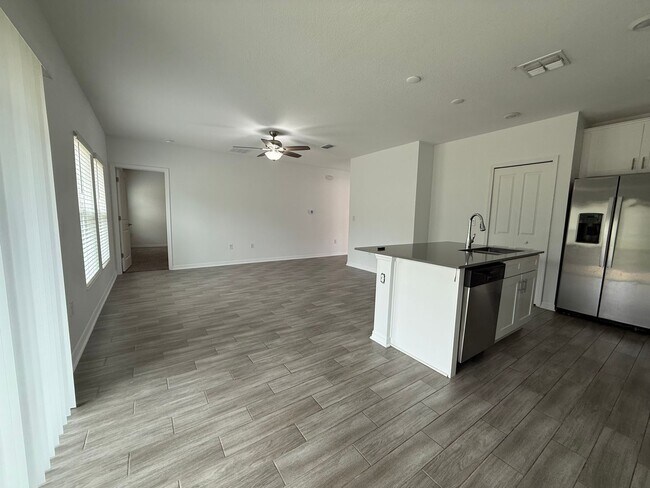 Building Photo - Beautiful 3 bedroom 2 bathroom home