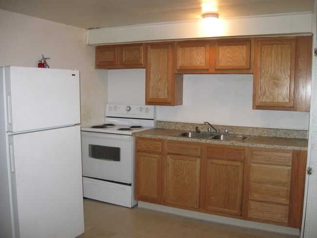 Building Photo - 2 Bedroom, 1 Bath Townhouse
