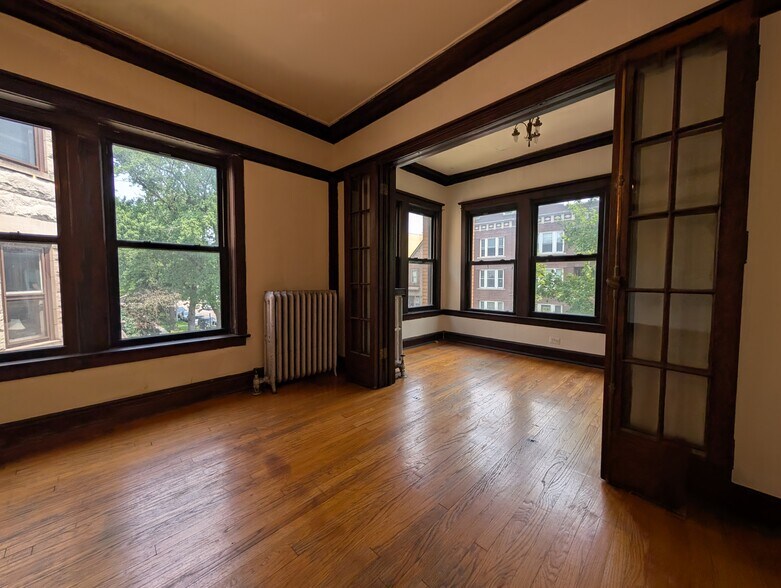 Building Photo - 2421 N Sawyer Ave