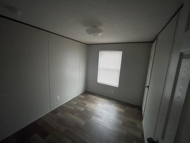 Building Photo - 555 Crandlemire Rd