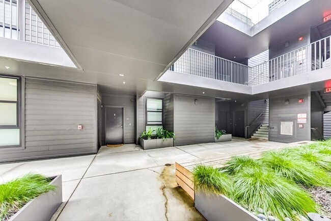 Building Photo - 4435 Piedmont Ave