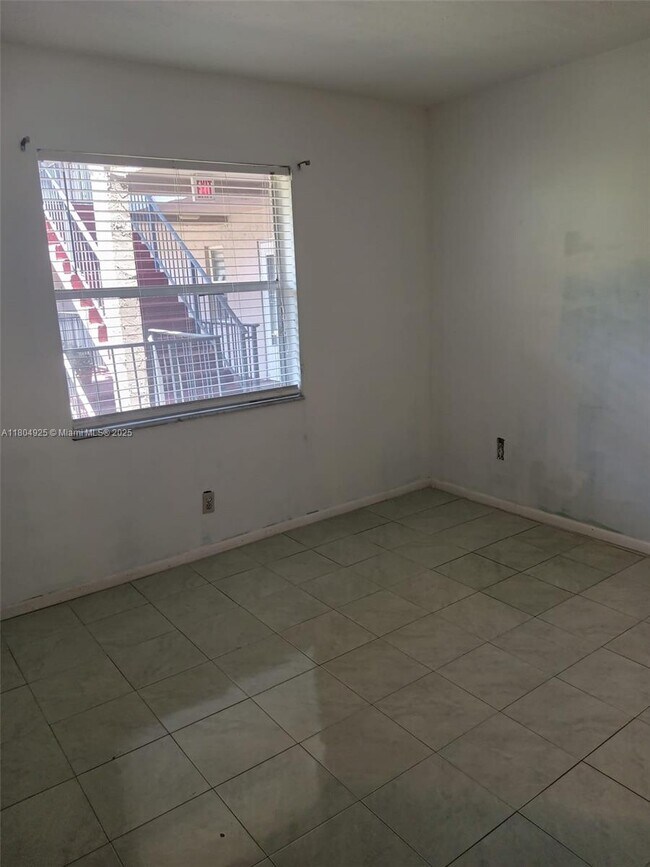 Building Photo - 2821 Somerset Dr