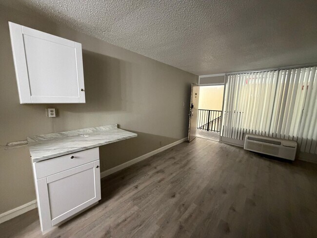 Building Photo - Studio apartment including Water, Electric & Cable TV. Community pool.