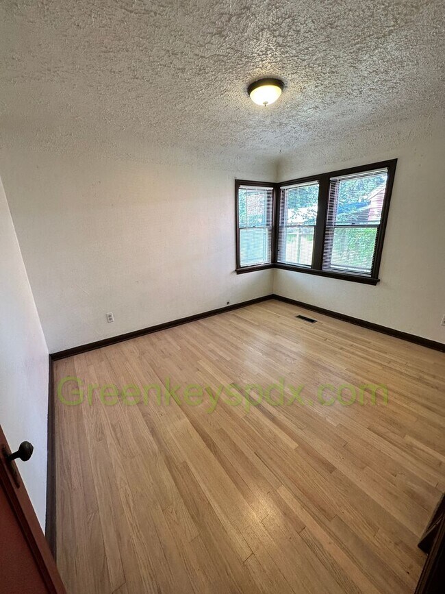 Building Photo - Gorgeous Pet-Friendly 3 Bedroom 1 Bath House