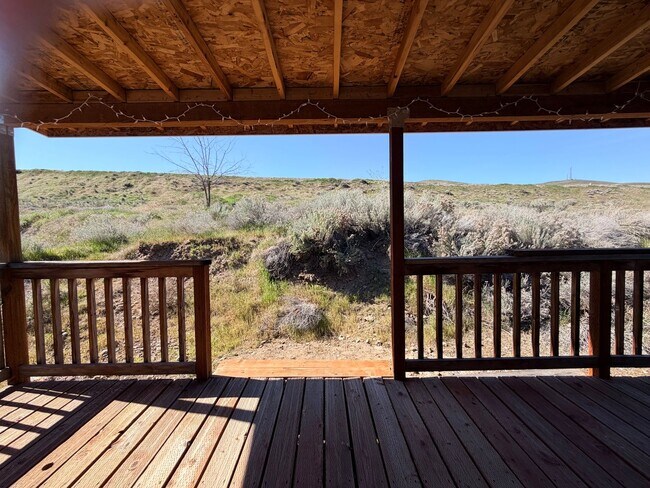 Building Photo - EPHRATA- 2+ bed/2 bath home with private deck w/ hillside views, d/w, a/c and garage! W/S/G paid!