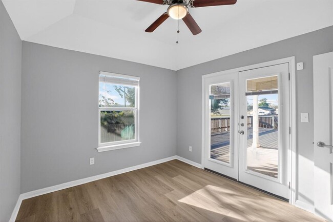 Building Photo - 219 Valley Oaks Loop