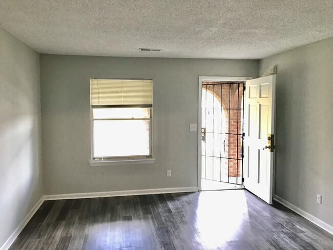 Building Photo - Newly Remodeled Duplex 2Bed/1Bath Off HWY 58!