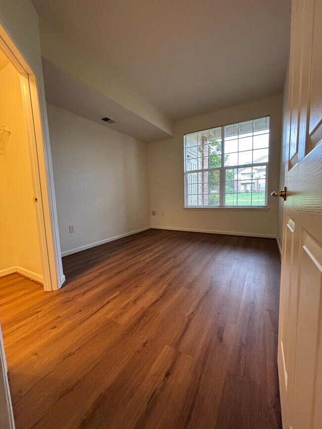 Building Photo - 5726 N Genoa Way