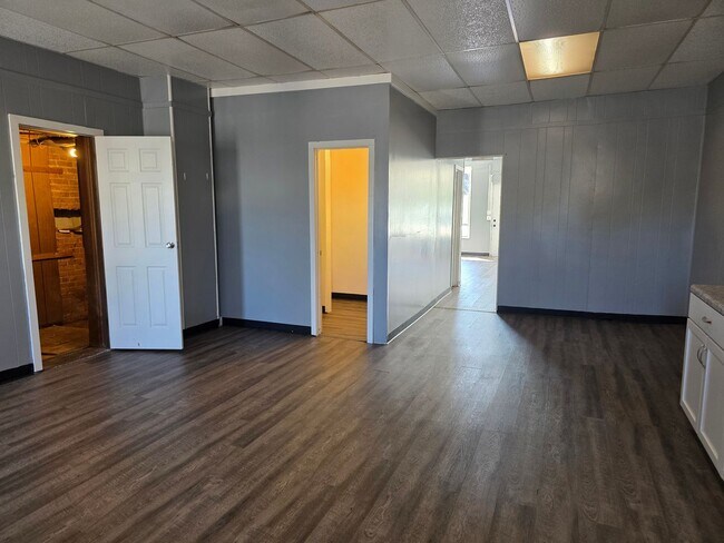 Building Photo - 105 W Emeline St