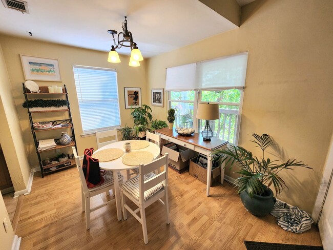 Building Photo - Top floor, corner unit condo off Shore Drive just two blocks from the bay!