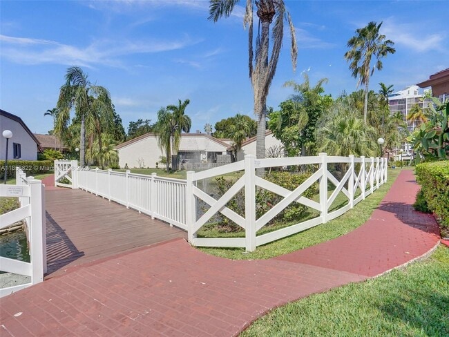 Building Photo - 2667 Parkview Dr S