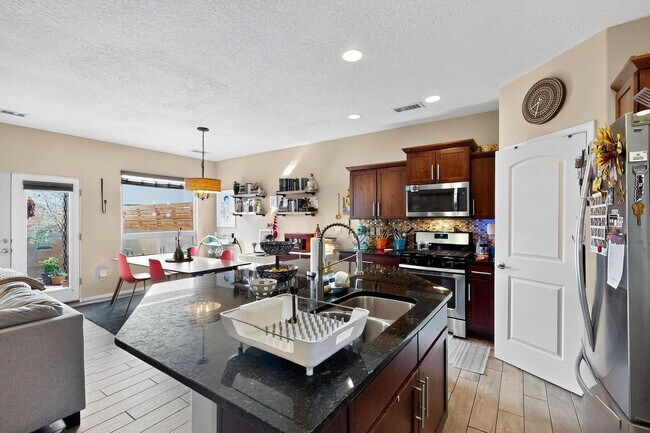 Building Photo - Sawmill District Townhouse 2/BD2/Story 2.5...