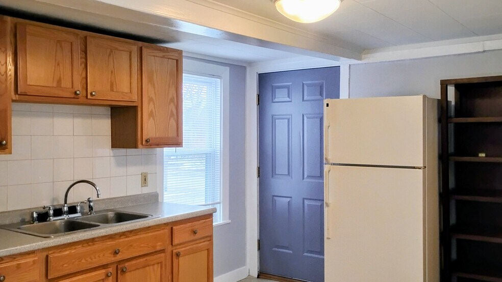 Steel entry door, nice colors! - 44 Coolidge St