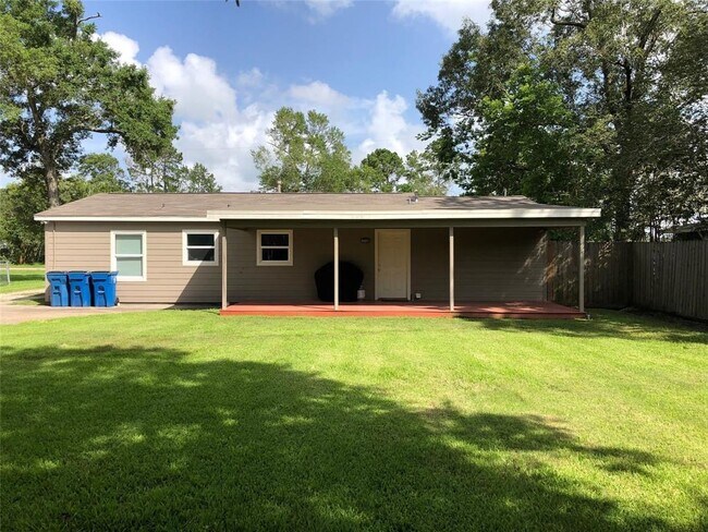 Building Photo - 2121 Holly Dr