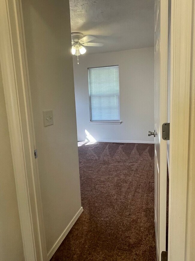 Building Photo - Executive Rental All Brick Home near South...