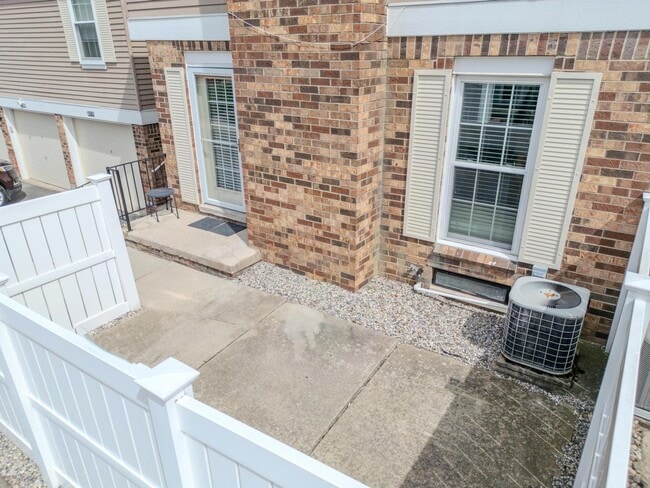 Building Photo - 41705 Broquet Dr