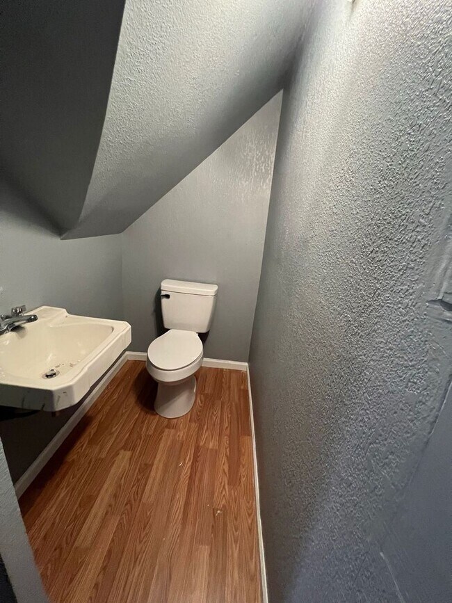 Building Photo - Adorable Newly Fixed Up Home!