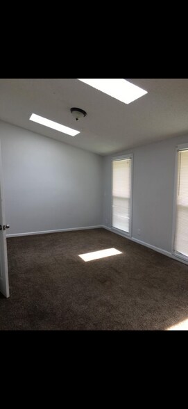 Building Photo - 1926 Summit Dr