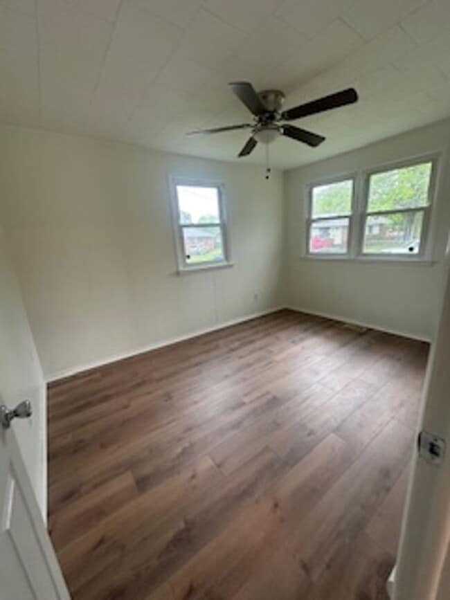 Building Photo - Three Bedroom House