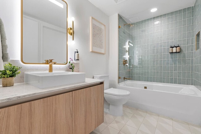 Building Photo - 601 NE 1st Ave