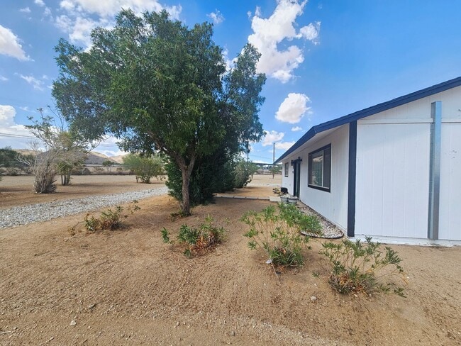 Building Photo - 2 bed 1 bath home + bonus room near Joshua...