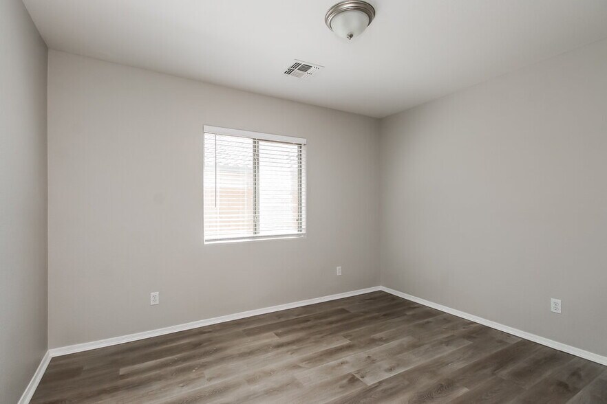 Building Photo - 3834 E Longhorn Dr