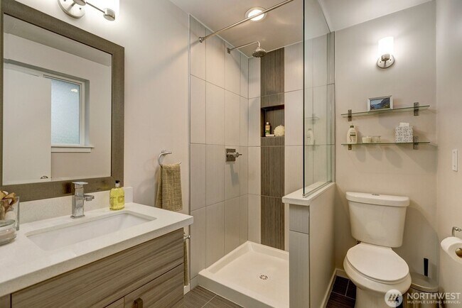 Building Photo - Stunning 4BR/2.5BA Home in Lake Forest Park ?