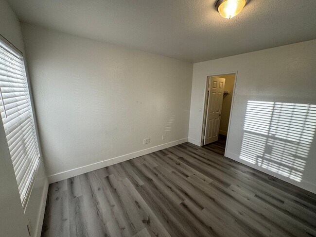 Building Photo - Bright spacious condo near Sunrise Mountain